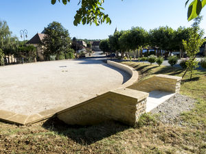 Photographie de la place dans le bourg de Nabirat