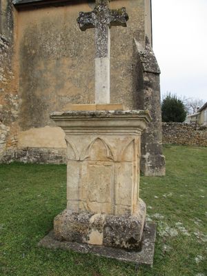 Photographie du calvaire situé sur la place du vieux bourg à proximité de l’église