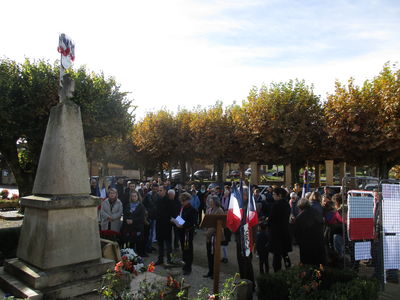 Photographie de la foule devant le monument aux morts