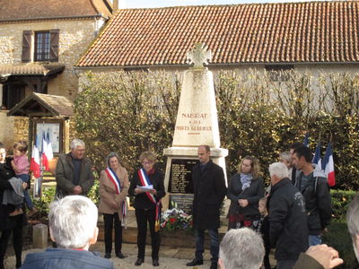 Photographie des élus devant le monument aux morts