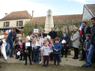 Photographie des enfants de l’école maternelle devant le monument aux morts