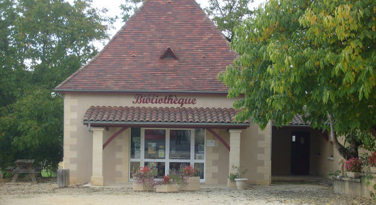 Photographie de l’entrée de la bibliothèque