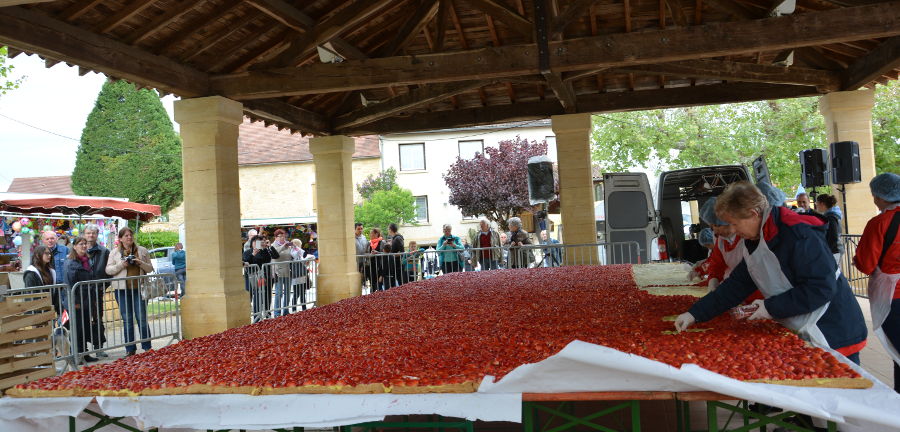 Photographie de la confection de la tarte géante pour la foire de la fraise en 2016.