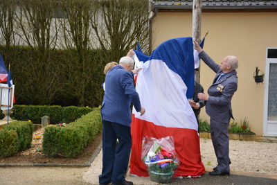 Photographie de l’inauguration de la stèle du 19 mars, lors du dévoilement de la stèle