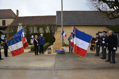 Photographie de l’inauguration de la stèle du 19 mars avec des membres de la FNACA et Yvette Vigié