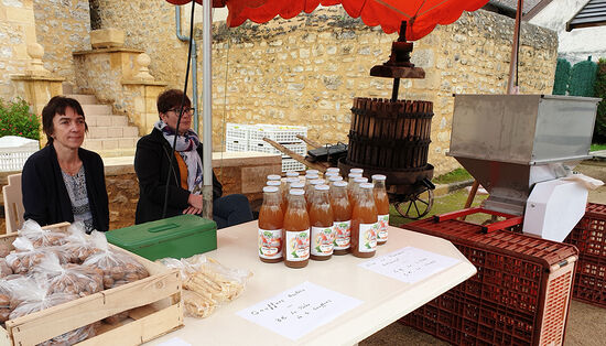 Photographie du stand de vente du jus de pomme