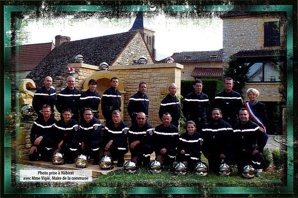 Photographie des pompiers du centre de Domme, sur la place de Nabirat avec Yvette Vigié, maire