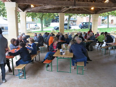 Photographie des tables sous la halle